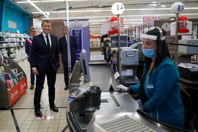 Le président Emmanuel Macron visite le magasin Super U de Saint-Pol-de-Léon lors de son déplacement dans le Finistère le 22 avril 2020.