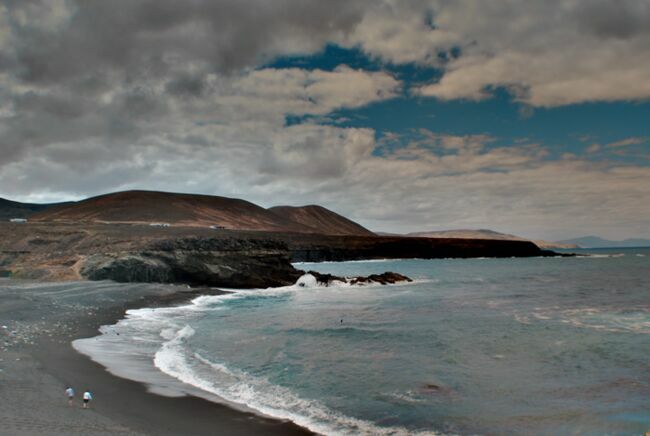 Fuerteventura. La plage d'Ajuy, bordée de falaises, sur la côte ouest de l'île, est aussi connue pour ses grottes marines, qui servaient de caches aux pirates.