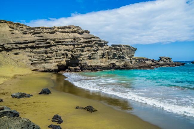 Papakolea Beach, Hawaï. A la pointe sud de la Grande Ile d'Hawaii, cette plage doit sa couleur verte aux pierres du volcan Pu'u Mahana, âgé de 49 000 ans.
