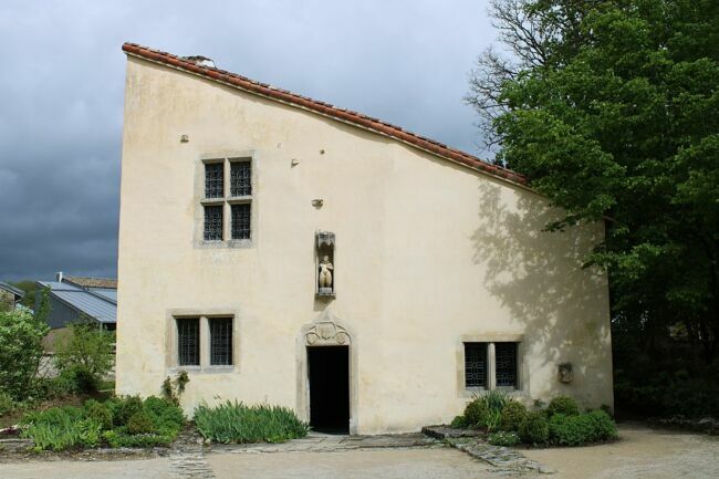 La maison natale de Jeanne d'Arc a été achetée en 1818 par le Département des Vosges et classée Monument Historique dès 1840.