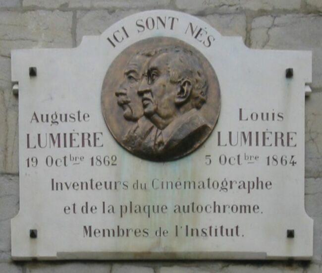 Plaque commémorative sur la maison ou sont né les Frères Lumière , place Victor Hugo à Besançon.