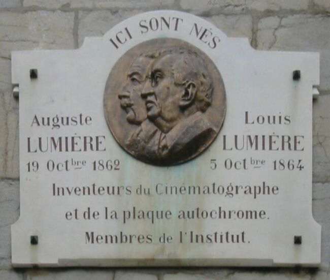 Plaque commémorative sur la maison ou sont né les Frères Lumière , place Victor Hugo à Besançon.