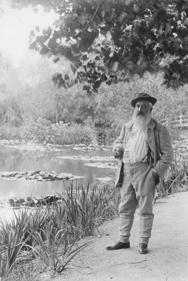Claude Monet devant Les Nymphéas, dans son jardin à Giverny.