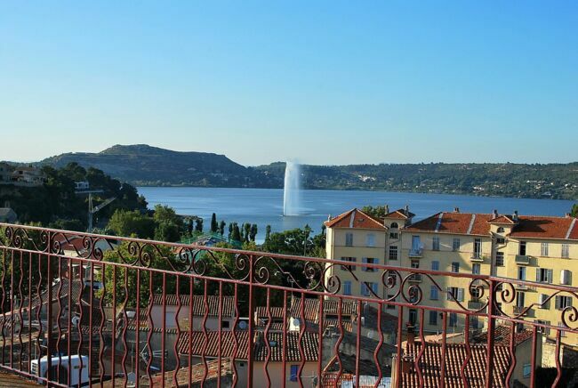 L'étang de l'Oliver vu depuis la vieille ville d'Istres.