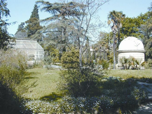 Le Jardin des plantes et vue sur l'observatoire astronomique.