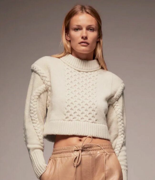 Pull court en tricot tressé à épaulettes, Zara, 39,95 €.