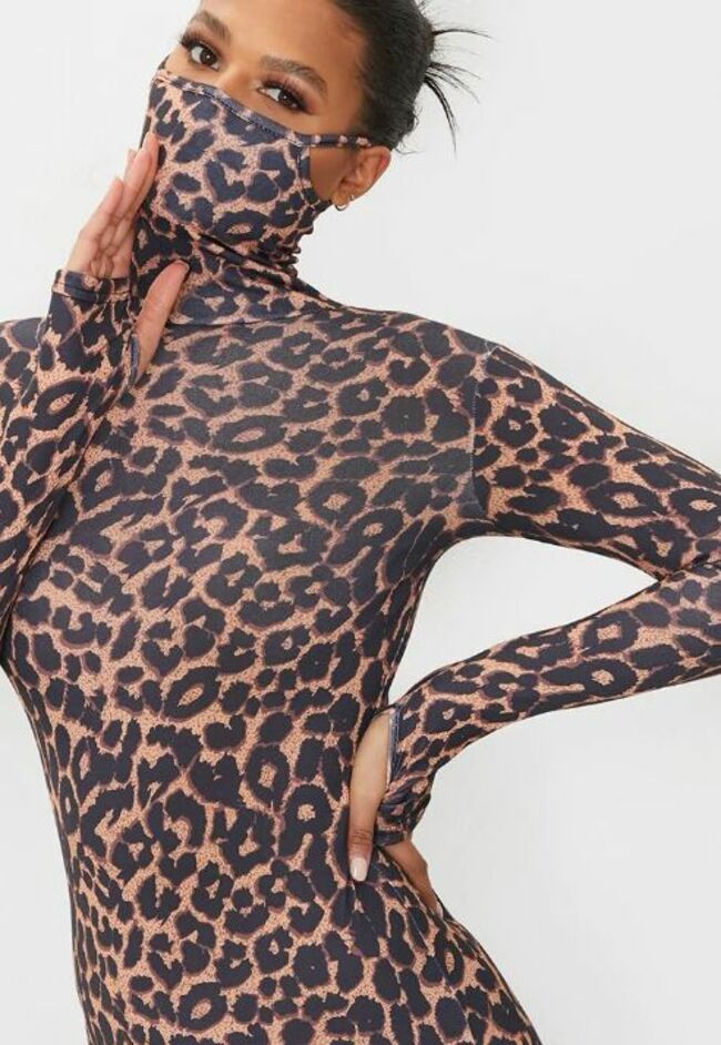 La robe en jersey léopard et détail masque de PrettyLittleThing.