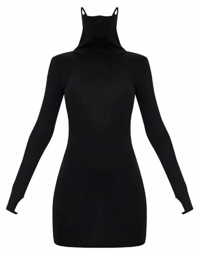 La robe en jersey noire et détail masque de PrettyLittleThing.