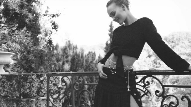  Les premières photos de Lily Rose Depp qui pose pour la campagne Cruise 2021 de Chanel