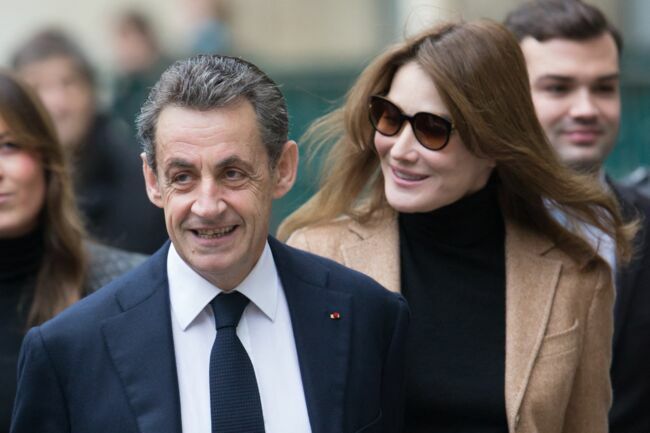Nicolas Sarkozy et sa femme Carla Bruni-Sarkozy au lycée Jean de la Fontaine dans le 16ème arrondissement de Paris pour le 2ème tour des élections régionales, le 13 décembre 2015.