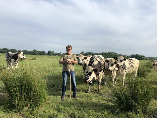 Frédéric Batard, agriculteur en Loire-Atlantique, fait partie des 10.000 éleveurs engagés dans le pacte Qualité Charal, l’Herbopack®, garant de systèmes herbagers qui valorisent la race, le terroir et le bien-être animal.