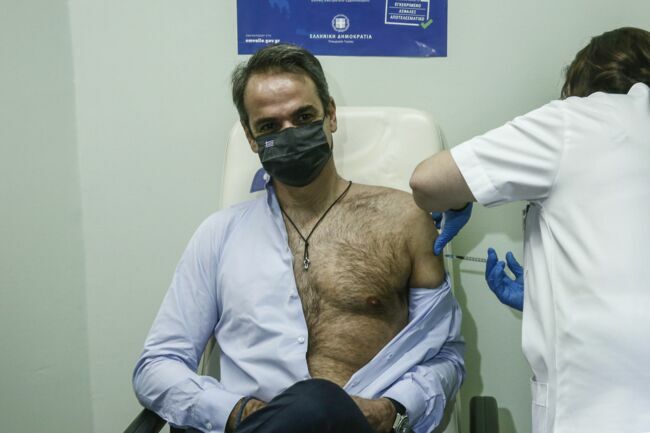 Kyriakos Mitsotakis reçoit sa seconde dose du vaccin, le 18 janvier 2021