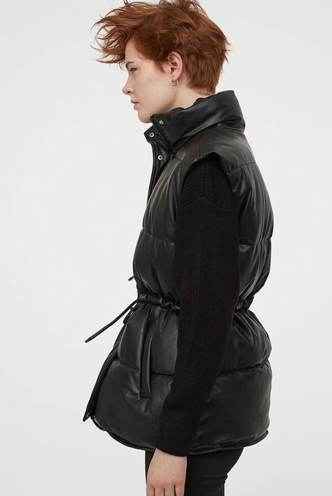 Doudoune noire sans manches imitation cuir avec lien de serrage à la taille, H&M, 39,99 €. 