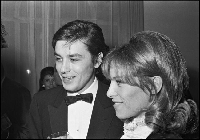 Alain Delon et son ex-femme Nathalie Delon, lors des 22e nuits du cinéma, au théâtre Marigny, à Paris, le 23 novembre 1967.
