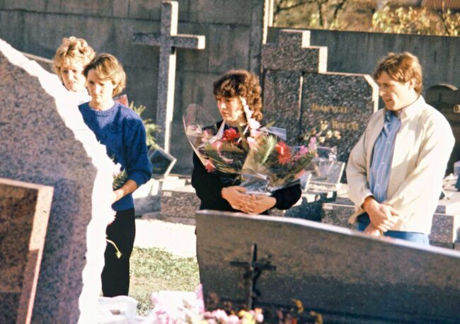 Christine Villemin sur la tombe de son fils en 1985