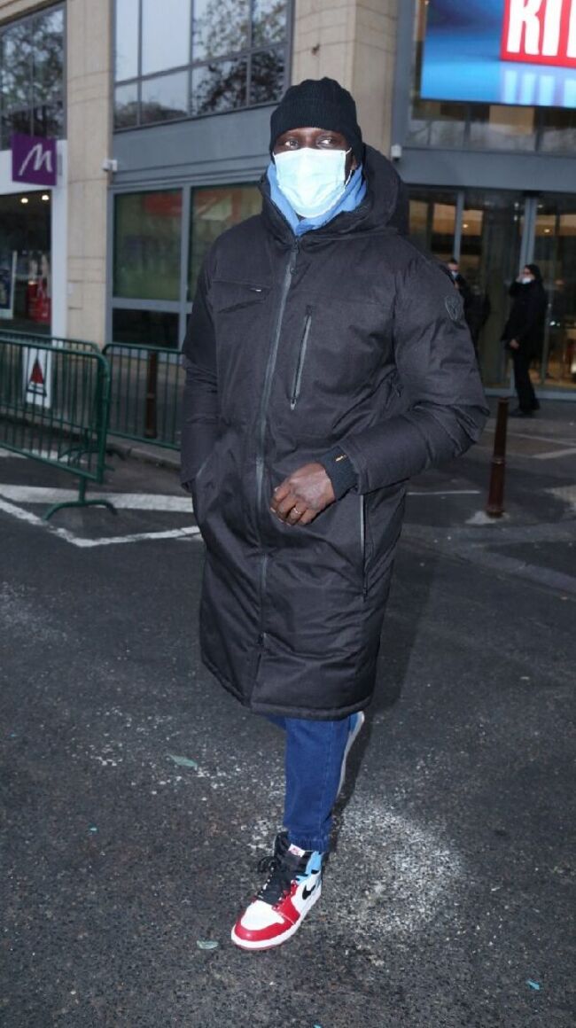 Omar Sy, venu faire la promotion de la série Lupin, dans laquelle il incarne le célèbre cambrioleur, quitte les studios RTL à Paris. Le 7 janvier 2021 
