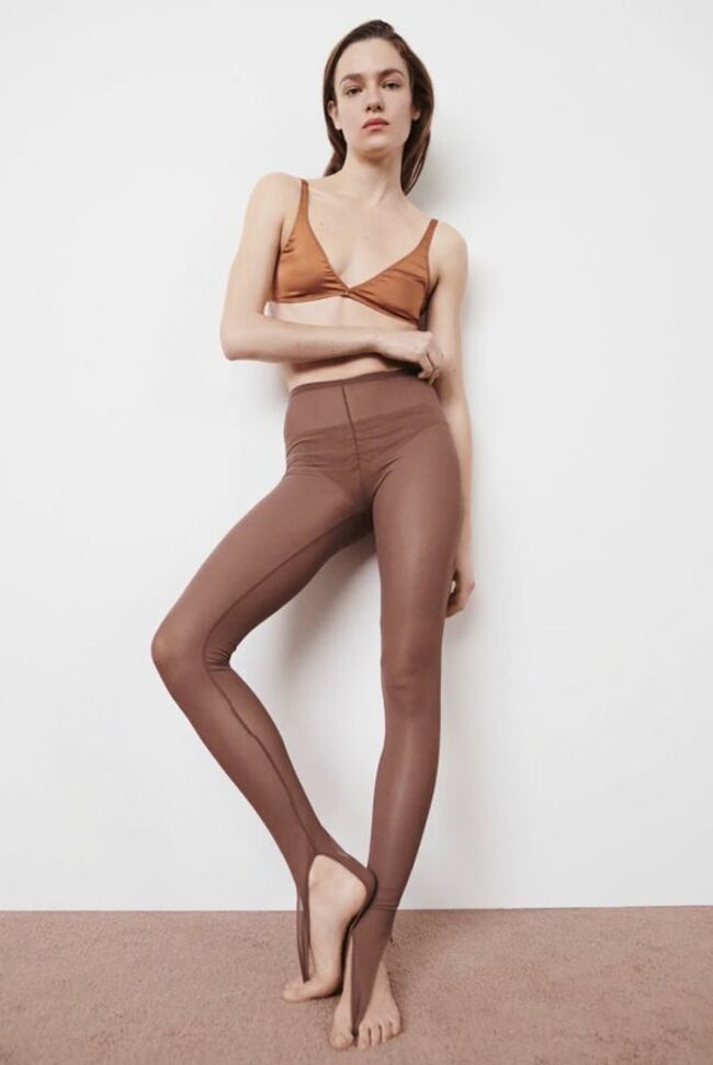 Leggings fuseau semi-transparent à taille haute, en polyamide et élasthanne, Zara, 15,95 €. 