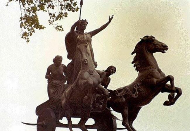 Monument en bronze de Boudicca au pont de Westminster. 