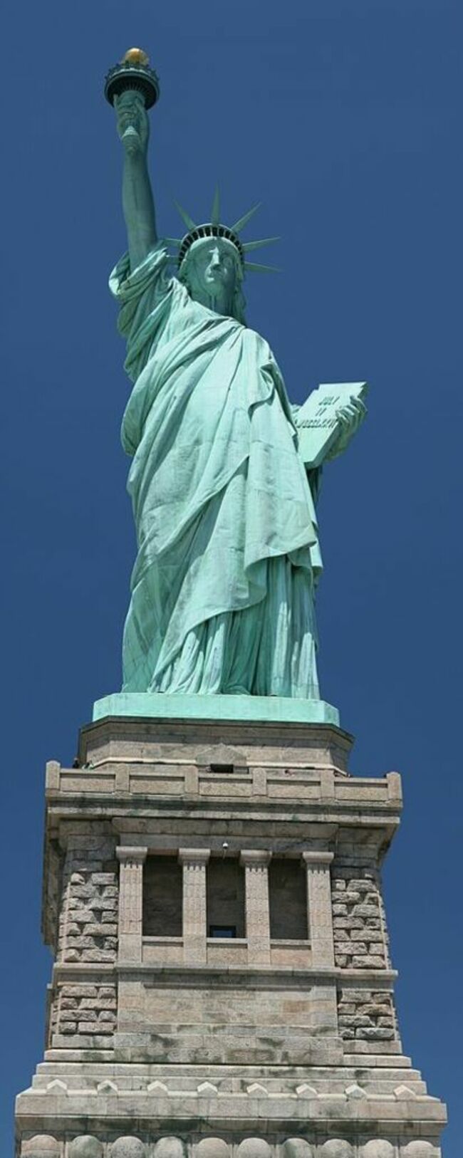 La Liberté éclairant le monde, plus connue sous le nom de Statue de la Liberté, à New York, aux États-Unis.