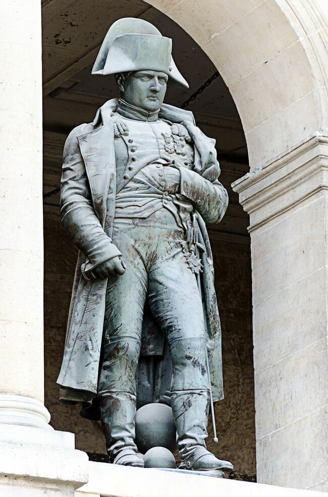La statue en bronze du "petit caporal" trône face à l’entrée de la cour d’honneur de l’Hôtel des Invalides, à Paris.