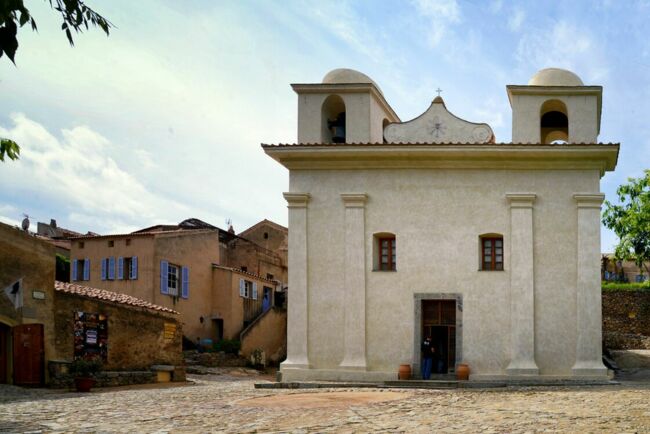 L'église paroissiale de l'Immaculée Conception au centre du village de Pigna.
