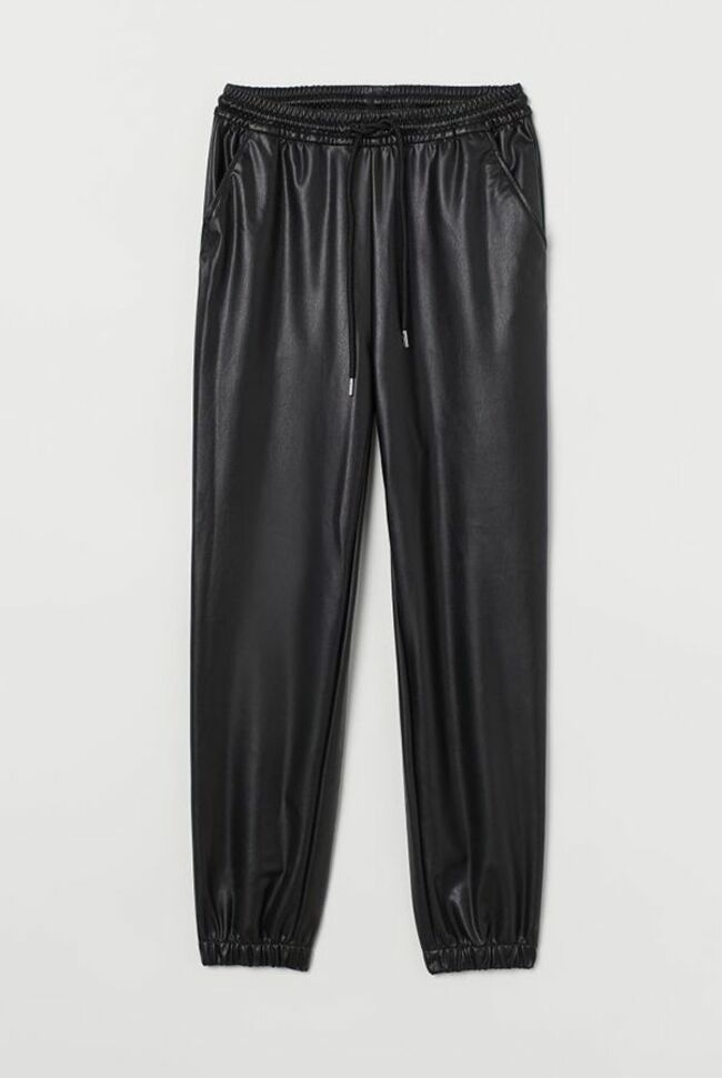 Pantalon jogger en simili cuir à taille haute élastiquée, H&M, 24,99 €. 