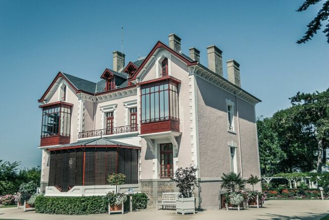 Le musée Christian-Dior, à Granville, prend place dans la villa Les Rhumbs, maison qui vit grandir le couturier français Christian Dior.