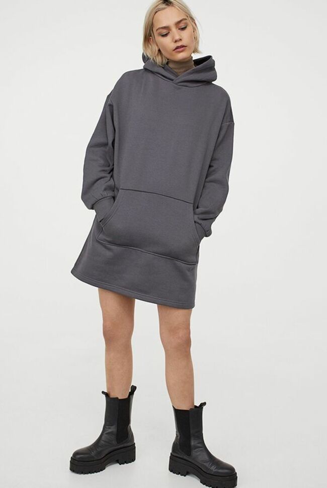 Robe à capuche en molleton gris foncé avec poche kangourou, en coton et polyester, H&M, 19,99 €. 