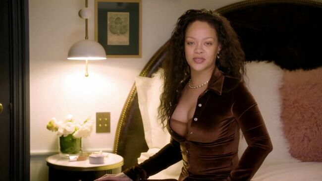 Rihanna présente sa routine de soins du soir avec des produits de sa marque "Fenty Skin", le 17/03/2021.