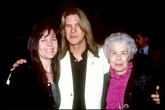 Patrick Juvet accompagné de sa mère, Janine, et de sa petite-sœur (1994).