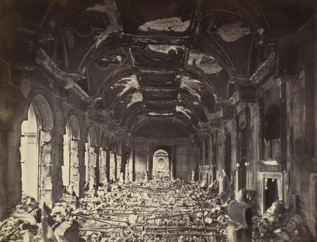 La grande salle du Conseil d'État après l'incendie de 1871.