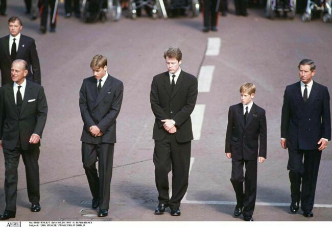 Le prince Philip avec ses petits-fils, William et Harry, Earl Spencer, ainsi que le prince Charles le 5 septembre 1997. 