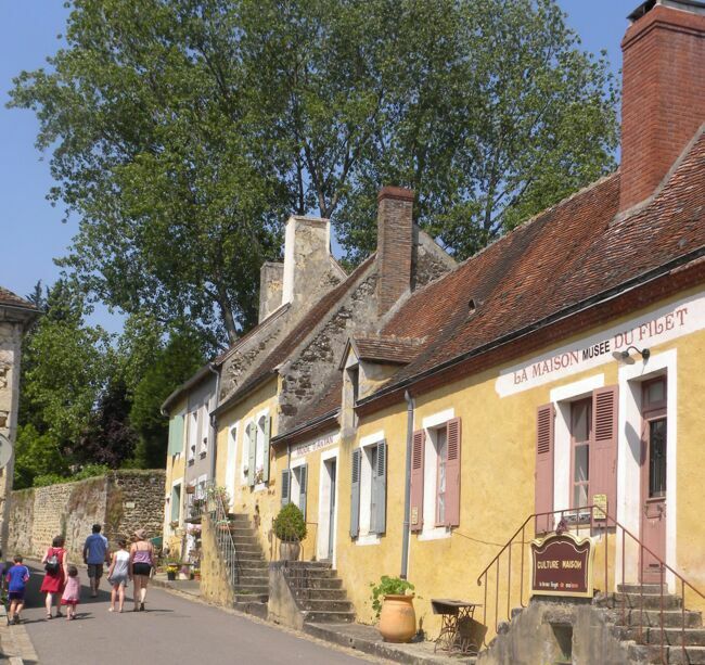 Les maisons colorées du village de La Perrière, labellisé, "petite cité de caractère".