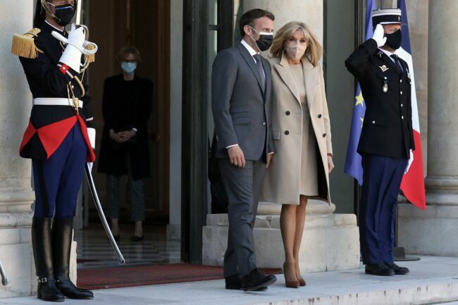 Le président de la République française, Emmanuel Macron et sa femme, la première Dame, Brigitte Macron reçoivent le président de la République fédérale d'Allemagne, Frank-Walter Steinmeier et sa femme, la première Dame Elke Buedenbender pour un déjeuner de travail au palais de l'Elysée à Paris, France, le 26 avril 2021.