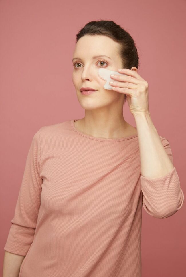 Massage Anti âge 4 Gestes à Connaître Pour Un Regard Plus Jeune