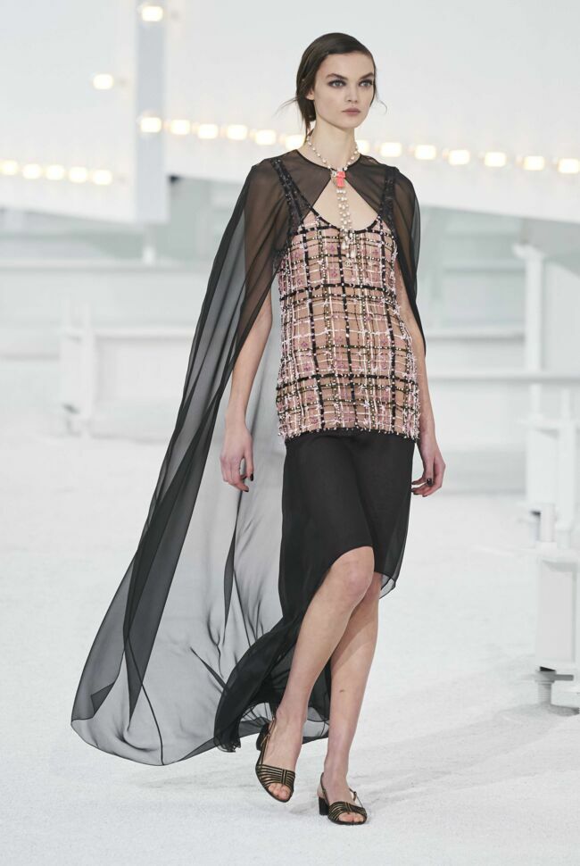La tenue portée par Vanessa Paradis le 5 mai 2021 lors du défilé Chanel Croisière 2021-2022.