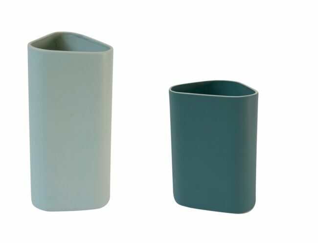 Vases en grès, H 22 et 25 cm. « Calade », Jars à La Trésorerie, dès 34,50 €.