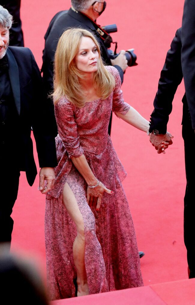 Vanessa Paradis : Montée des marches du film "De son vivant" lors du 74ème Festival International du Film de Cannes, le 10 juillet 2021.
