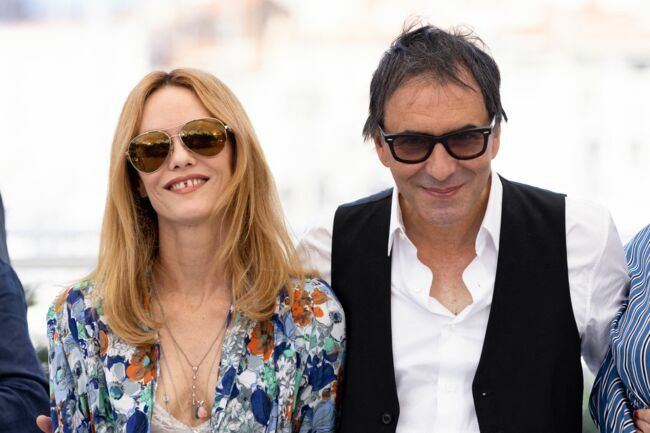 Vanessa Paradis et Samuel Benchetrit (réalisateur) au photocall du film "Cette musique ne joue pour personne" lors du 74ème festival international du film de Cannes, le 10 juillet 2021.