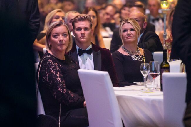 Sabine Khem (à gauche), Mick Schumacher, le fils de Michael Schumacher et Corinna Schumacher (à droite). 