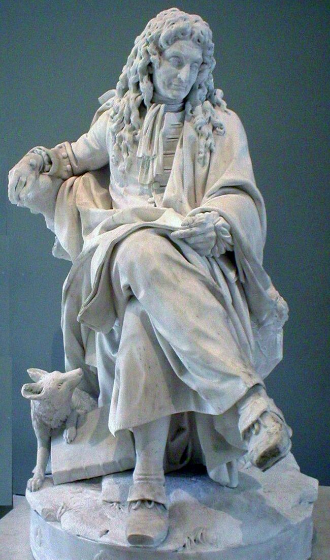 L'écrivain est représenté avec les premiers vers du Renard et des raisins à la main. Marbre de Pierre Julien, présenté au Salon de 1785.