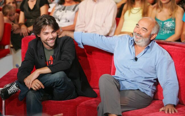 Gérard Jugnot et son fils Arthur sur le plateau de l'émission "Vivement dimanche" sur France 2 (6 septembre 2006)