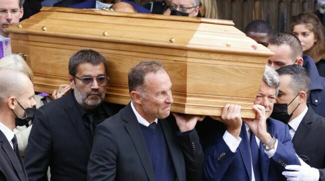 Basile Boli, Stéphane Tapie, Jean-Louis Borloo - Sorties de la messe funéraire en hommage à Bernard Tapie en l'église Saint-Germain-des-Prés à Paris. Le 6 octobre 2021.
