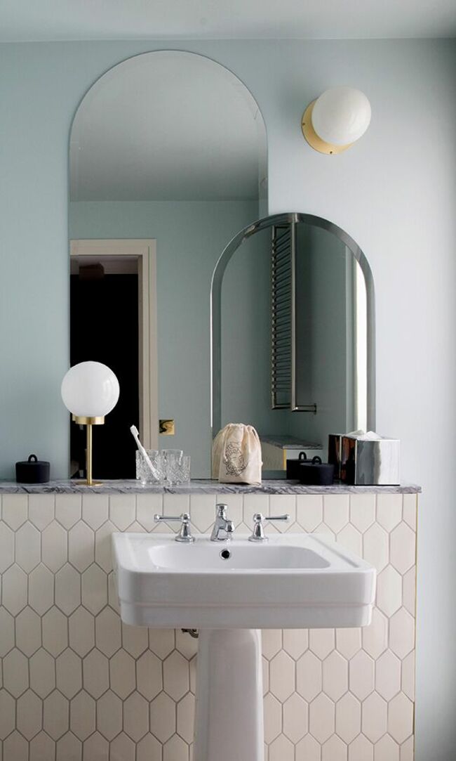 Le confort d'une des salle de bains designée par Dorothée Meilichzon