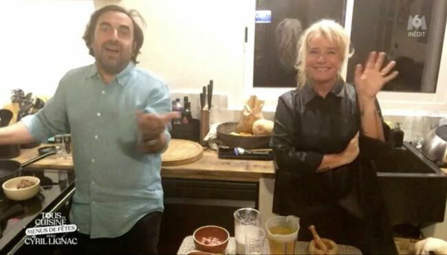 André Manoukian, accompagné de sa femme Stéphanie, dans "Tous en cuisine" sur M6 le 20 décembre 2021.