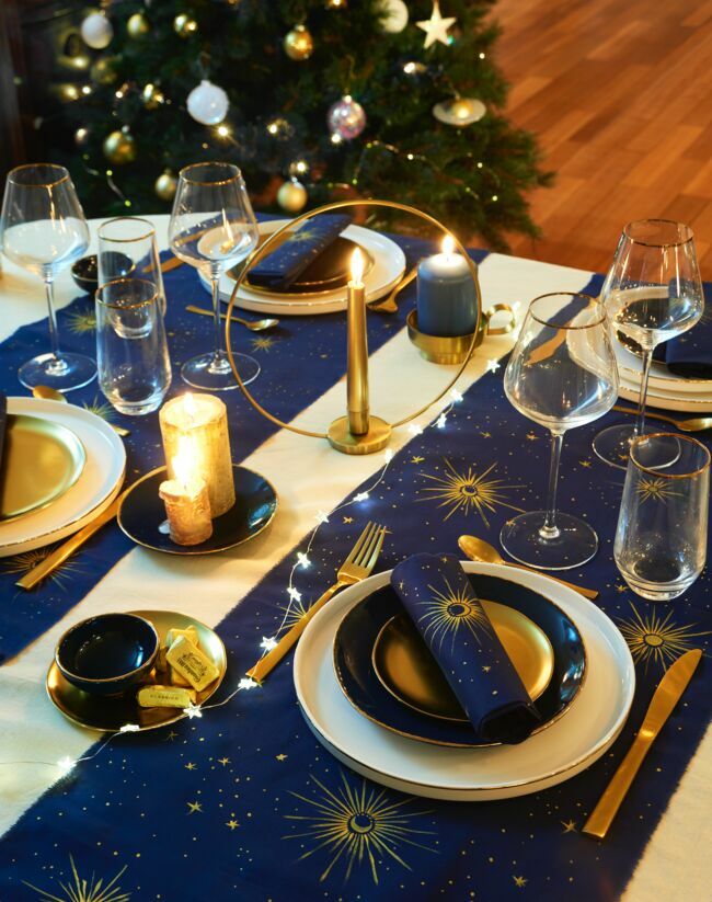 Déco de table} Une table de Noël en bleu, doré et bois - A la Une!