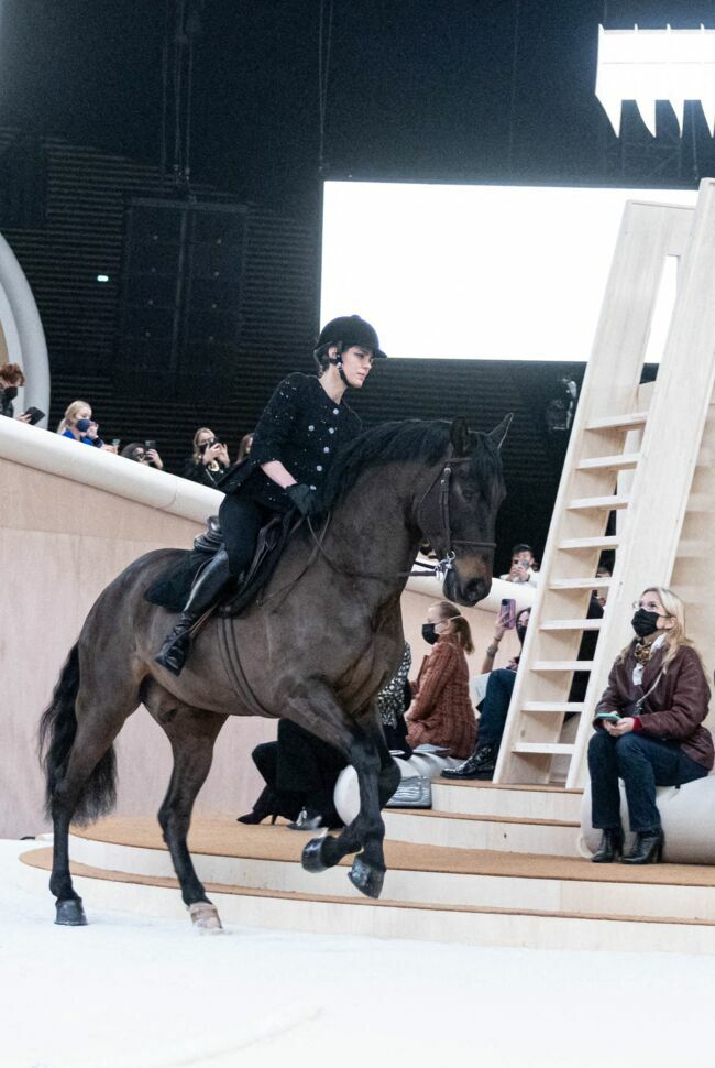 Charlotte Casiraghi a défilé à cheval lors du défilé de mode Chanel haute couture 2022, au Grand Palais Ephémère à Paris, le 25 janvier 2022.