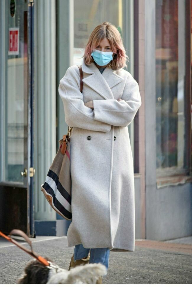Sienna Miller dans les rues de New York en février 2022.