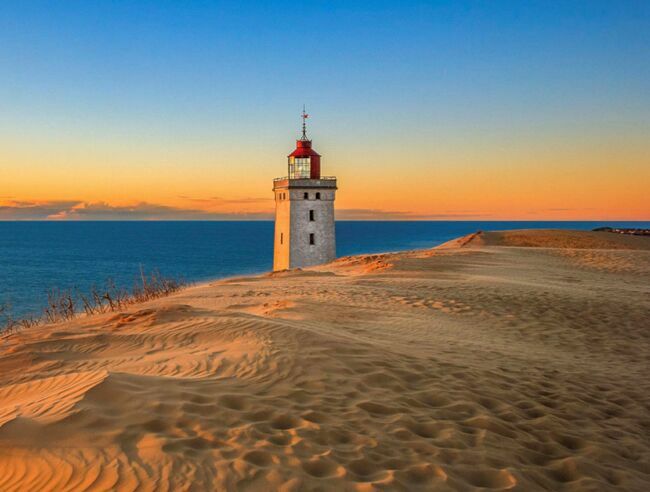 Un paysage qui semble arraché au Sahara, au nord du Jutland, la péninsule principale du Danemark. Le phare de Rubjerg Knude a dû être déplacé pour échapper à l’effondrement des dunes.