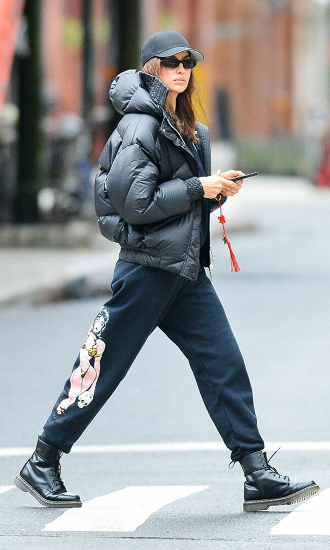 En mode comfy jusqu'au bout avec doudoune et jogging avec Irina Shayk